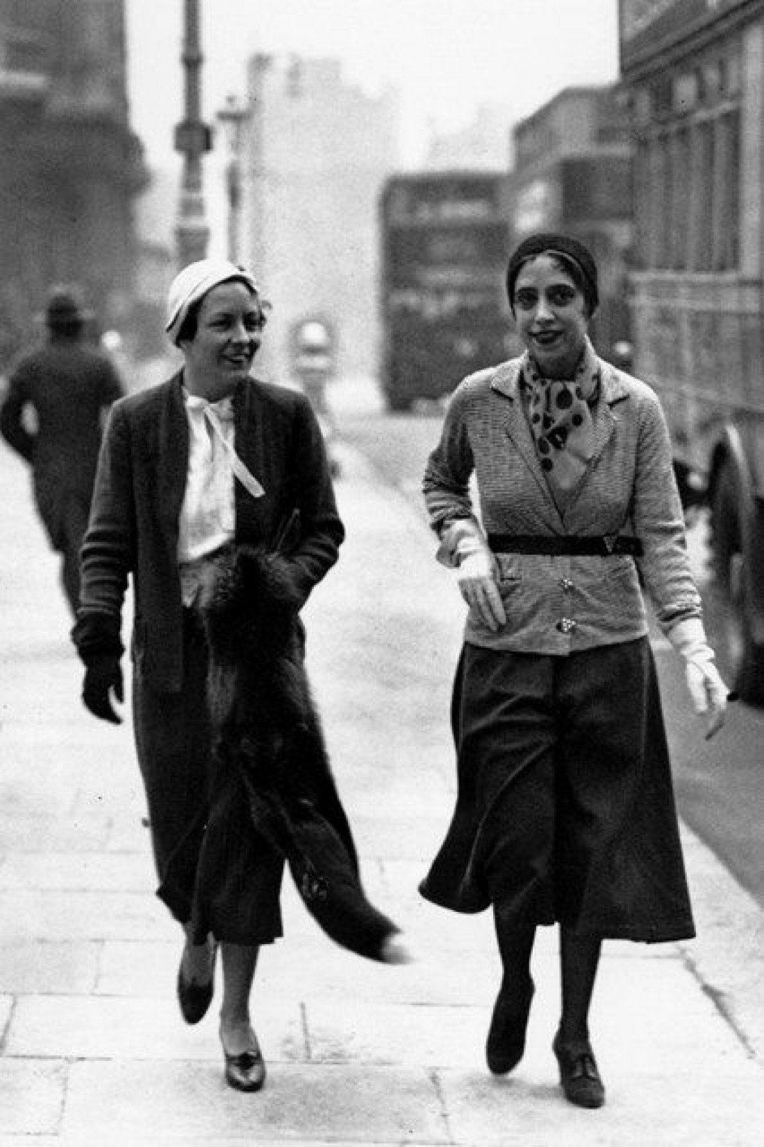 Модельер Эльза Скиапарелли (справа) в кюлотах собственного дизайна, 1935