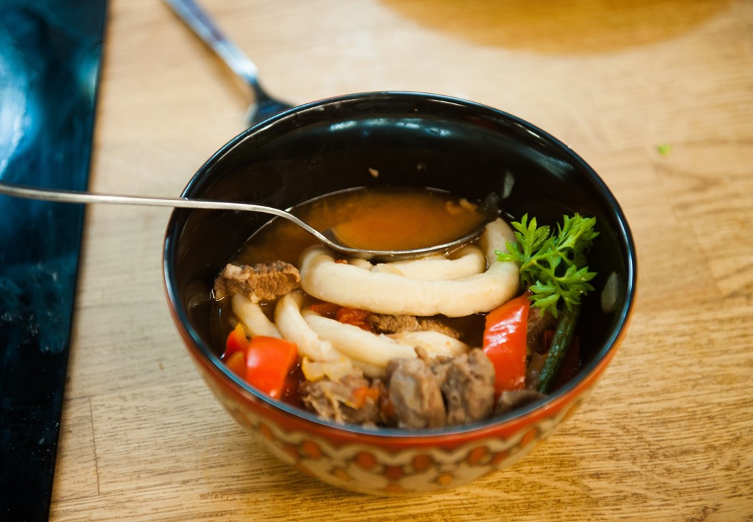 Лагман готовится с мясом и лапшой