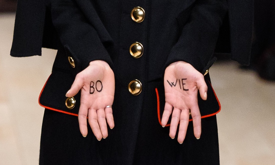 Burberry посвятили показ на Неделе моды памяти Дэвида Боуи