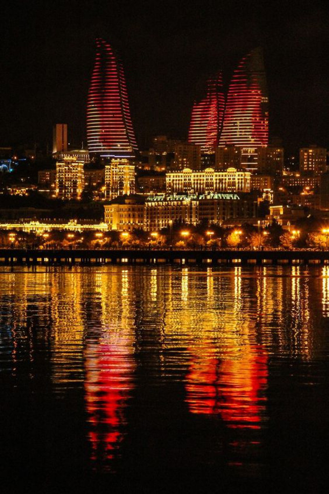 Пламенные башни ночью выглядят особенно захватывающе