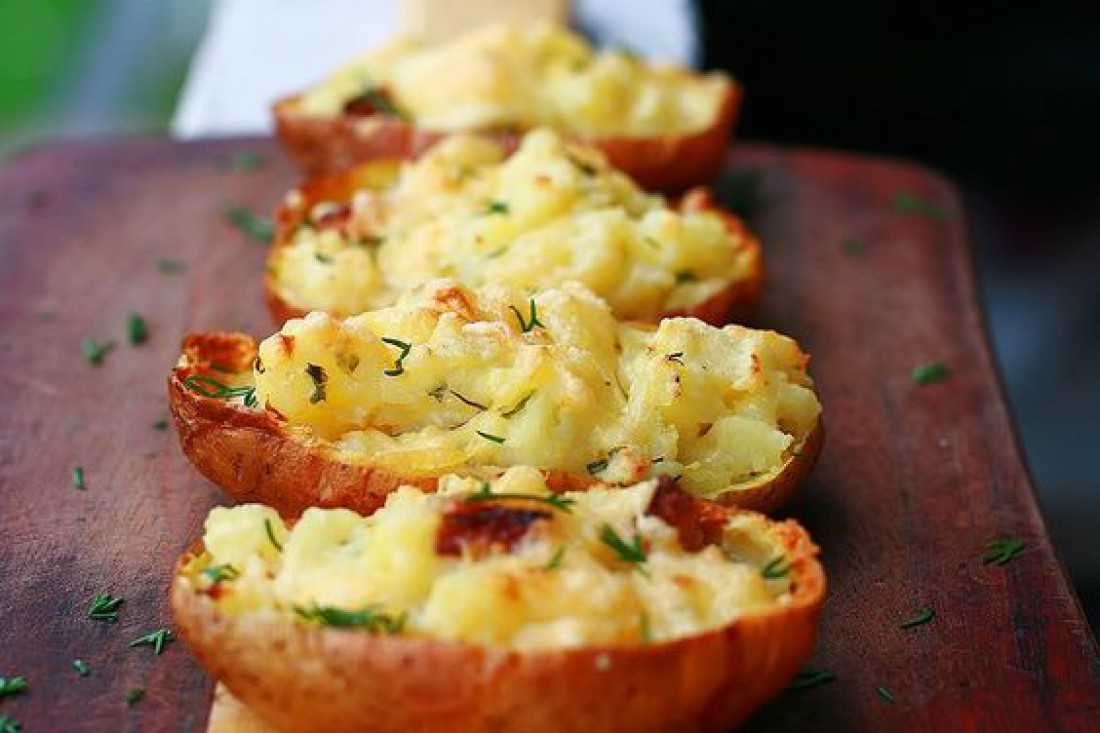 Картофельные лодочки с сыром и беконом