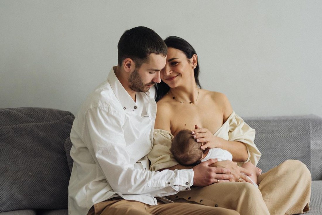 Илона Гвоздева запостила фото, где она кормит грудью сына