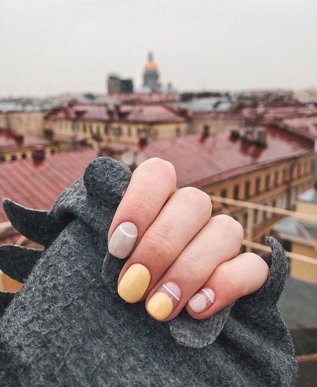 Как продлить жизнь маникюру в отпуске: 5 лучших советов