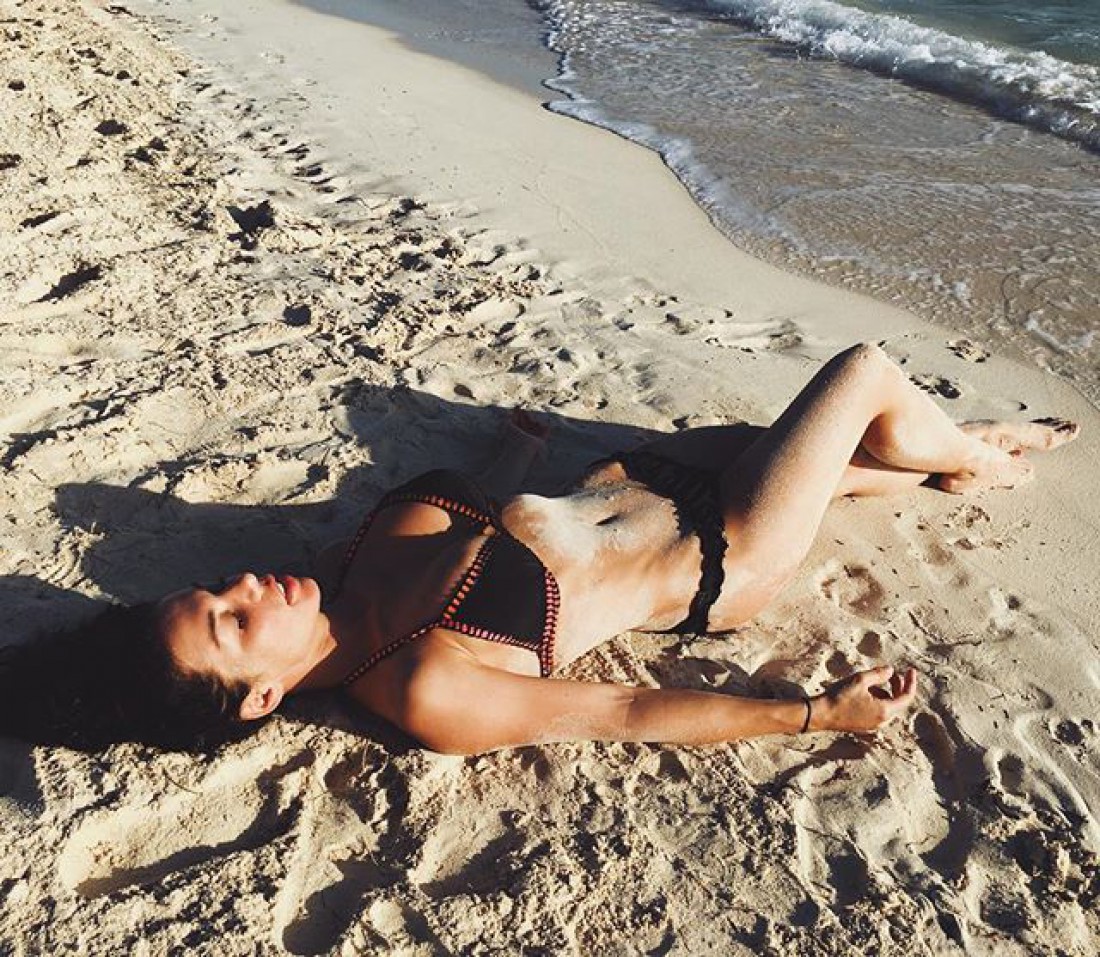 Анна Сидакова на пляже