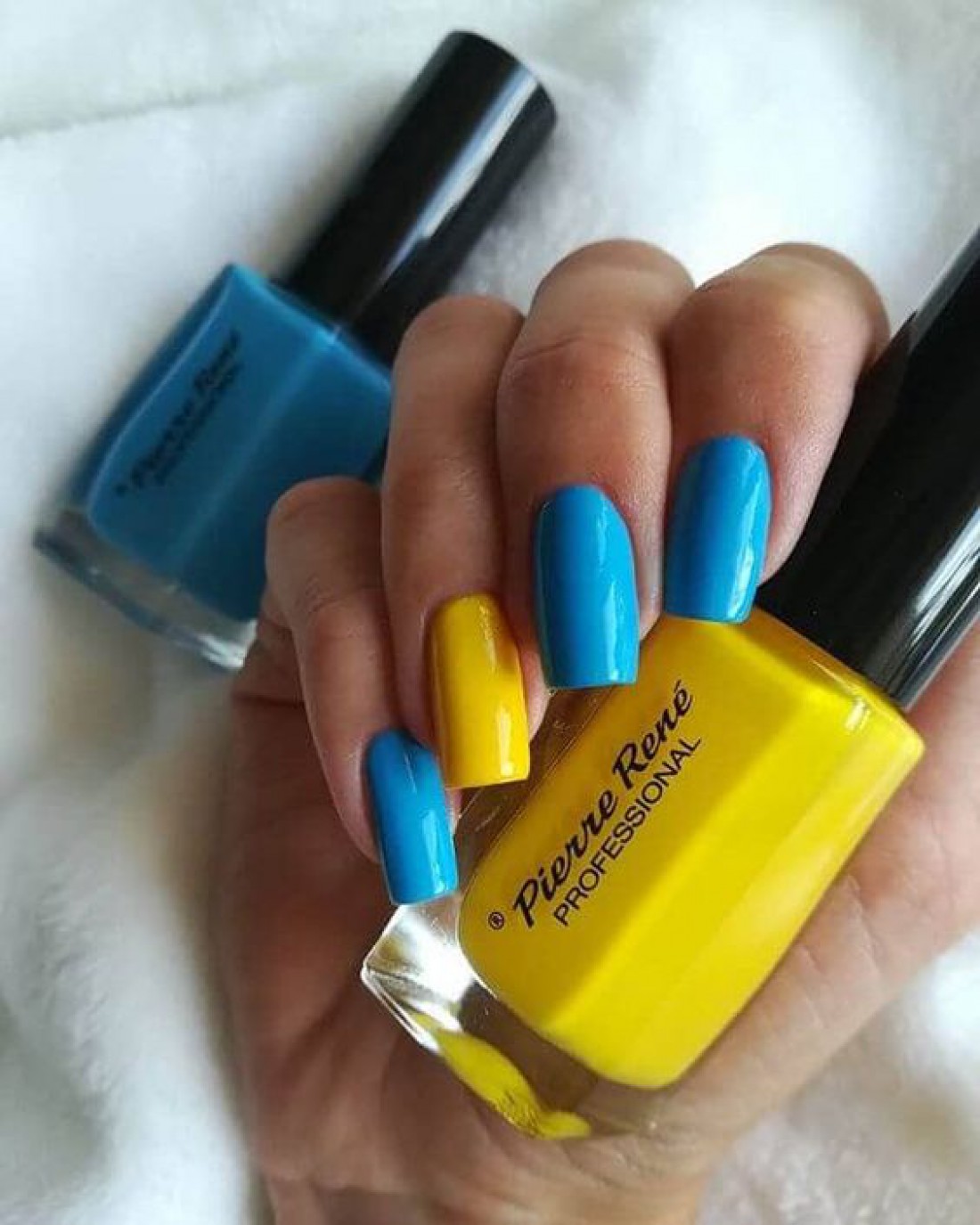 Ногти в сине желтом цвете