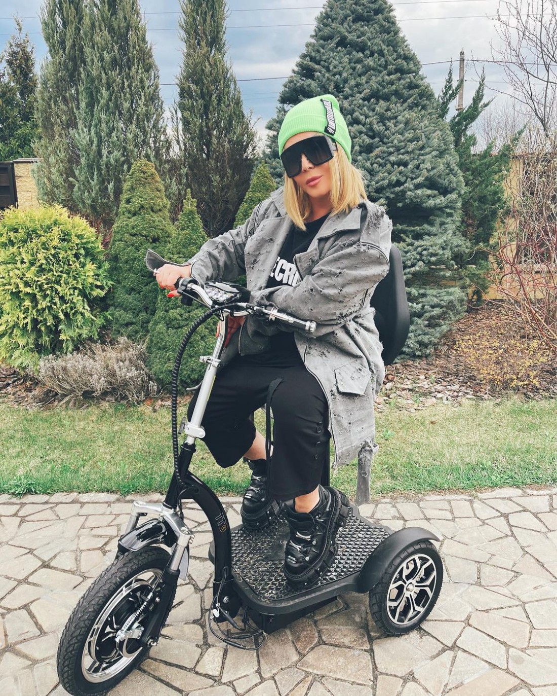 Ирина Билык на самокате Tesla
