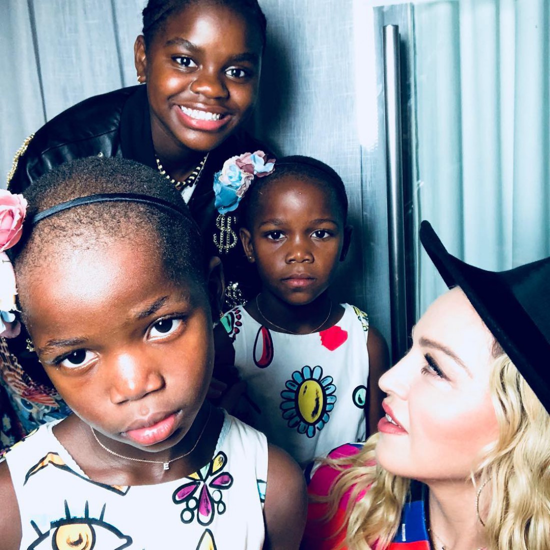 Мадонна с детьми в Бразилии