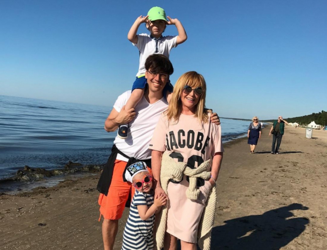 Максим Галкин и Алла Пугачева с детьми в Юрмале