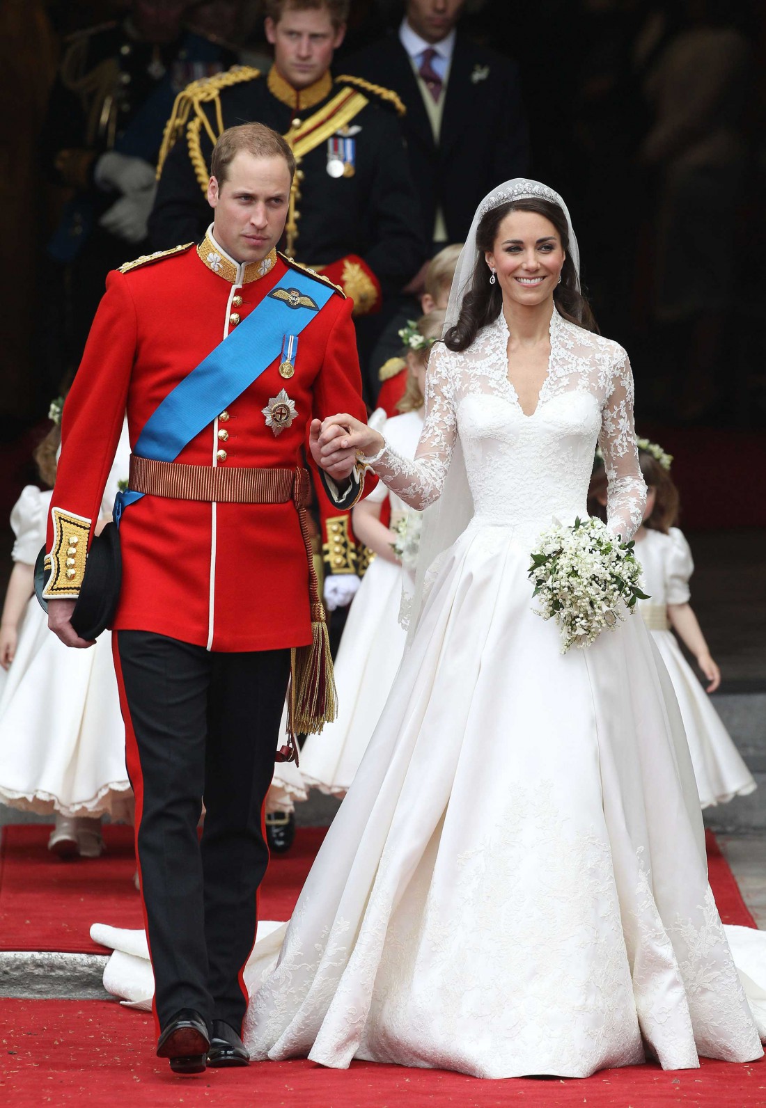 Пренадлежит ли платье Alexander McQueen?