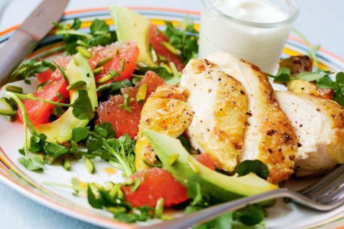 Вкусный салат для романтического ужина - Салат-гриль с курицей и авокадо