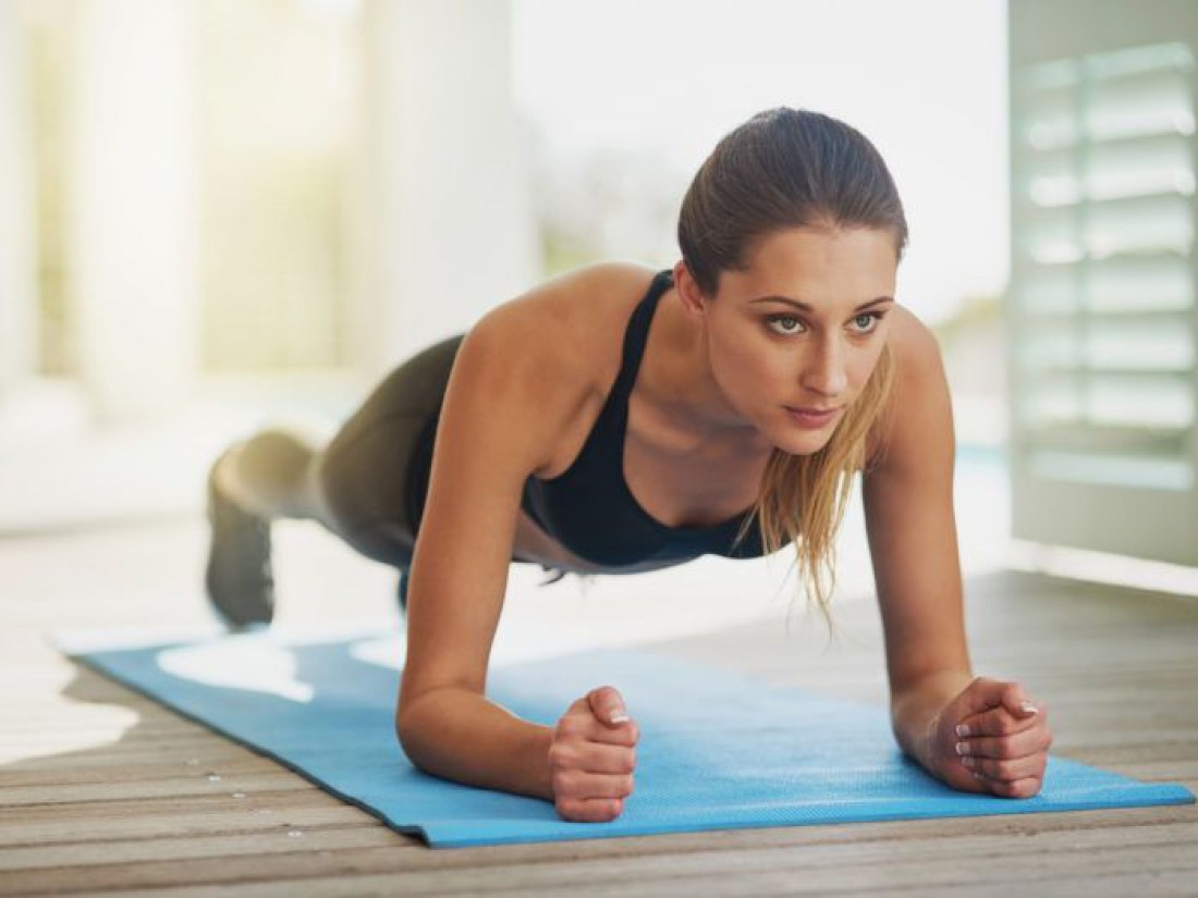 Планка способствует выпрямлению спины