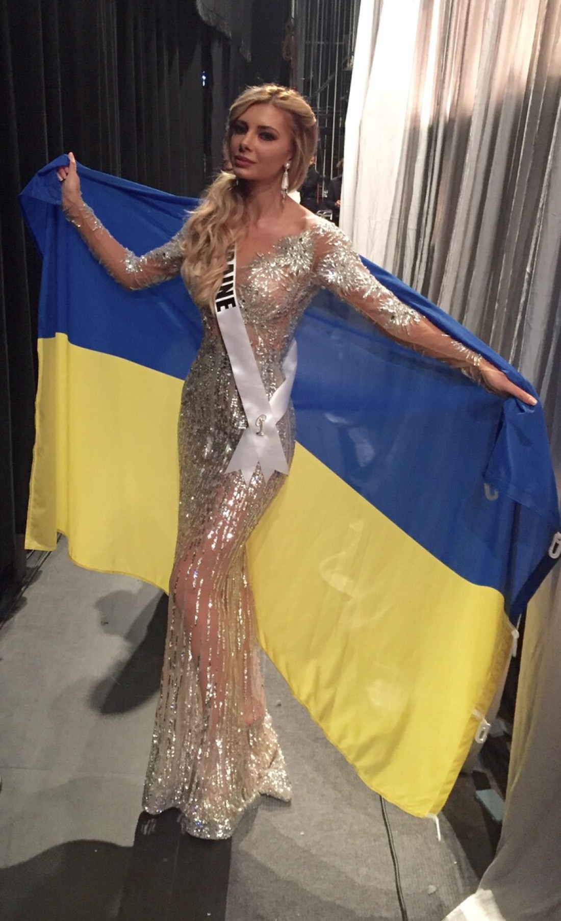 Мисс Украина Вселенная 2015 Анна Вергельская первая, кто вышел на сцену с флагом