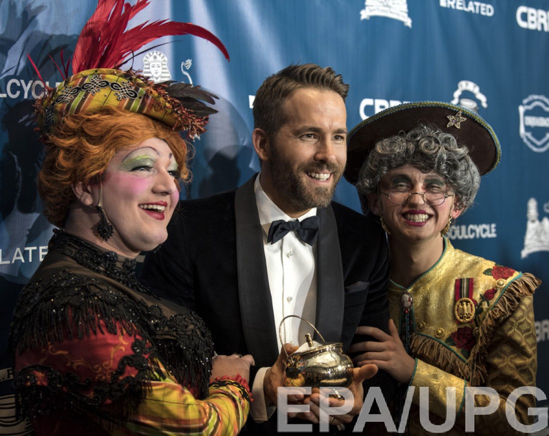 The Hasty Pudding Theatricals вручило золотой горшок с пудингом Райану Рейнольдсу.