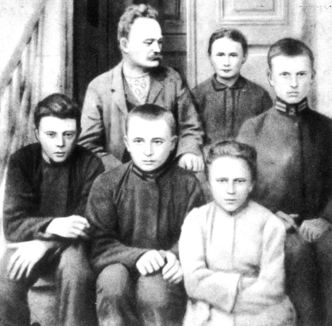 Іван Франко з дружиною Ольгою та дітьми на сходах свого будинку