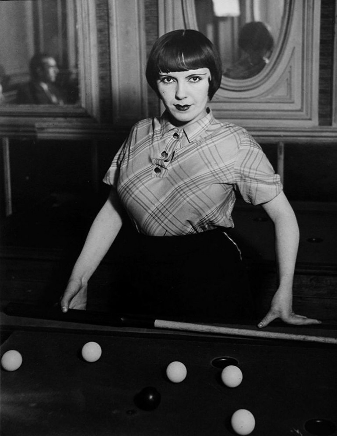 Проститутка, играющая в русский бильярд на бульваре Рошешуар, 1933 год