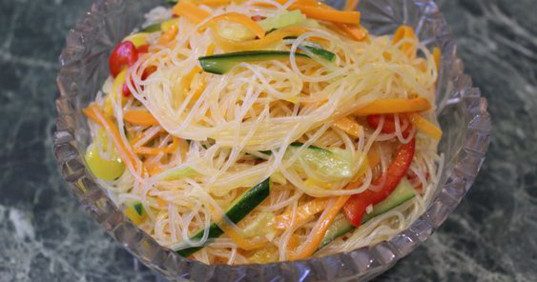 Салаты на День святого Валентина: Тайский салат с курицей и фунчозой