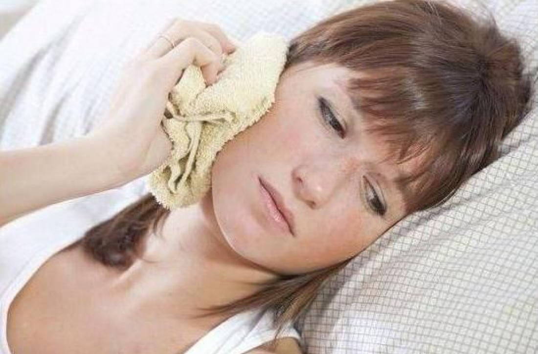 Что делать, если болит ухо: 7 народных средств