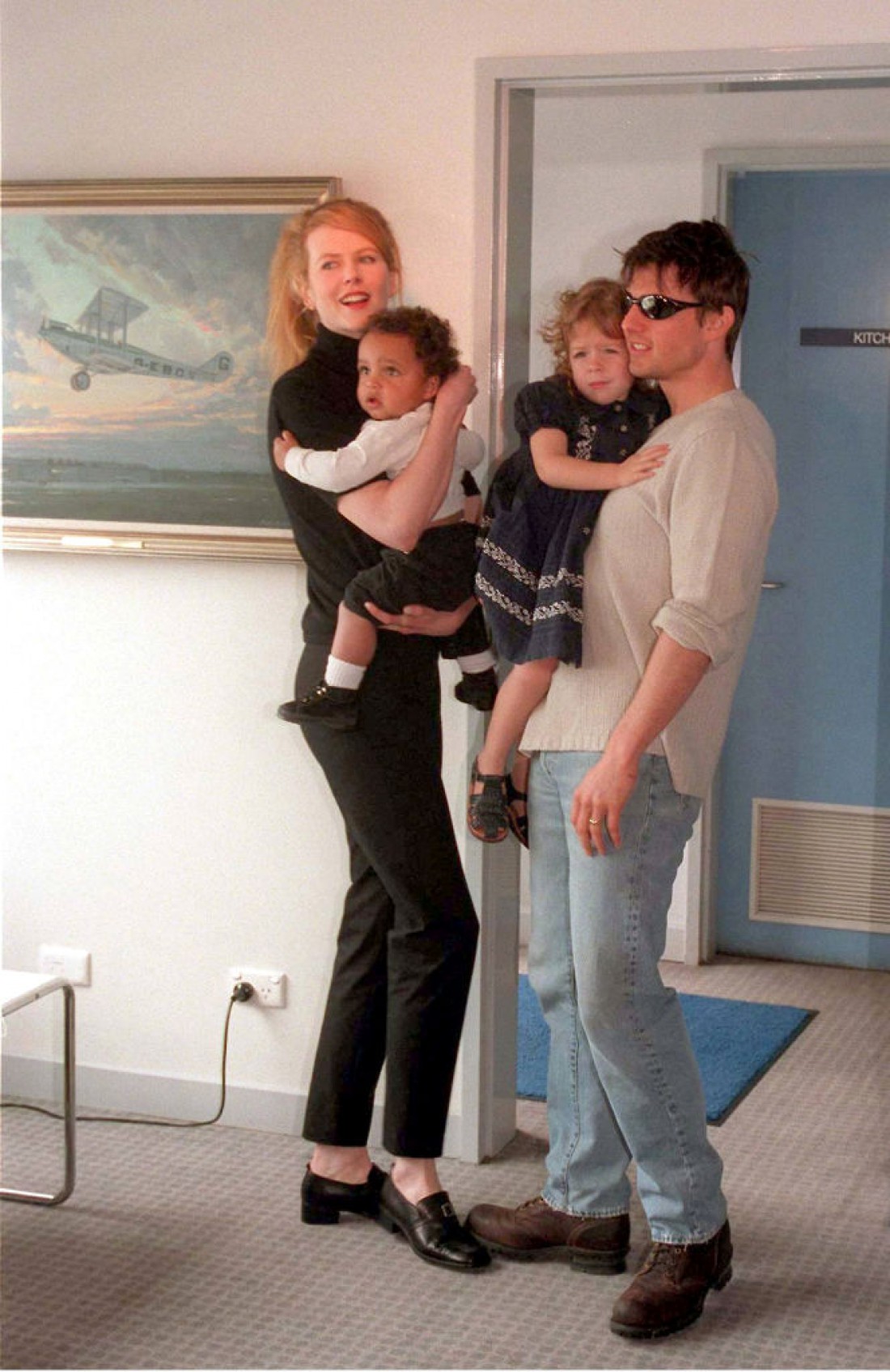Николь Кидман и Том Круз с приемными детьми в 1996 году
