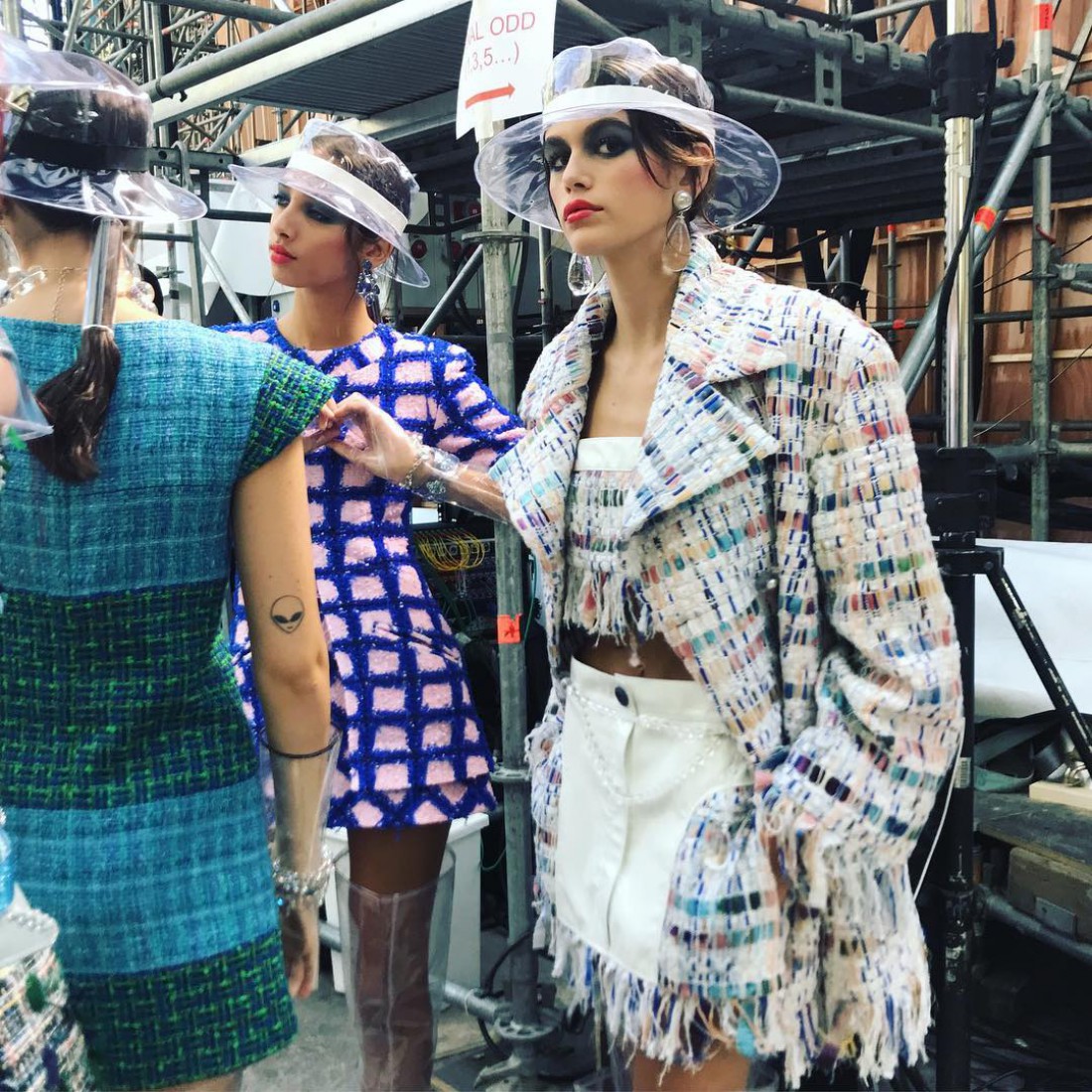Кайя Гербер в показе Chanel