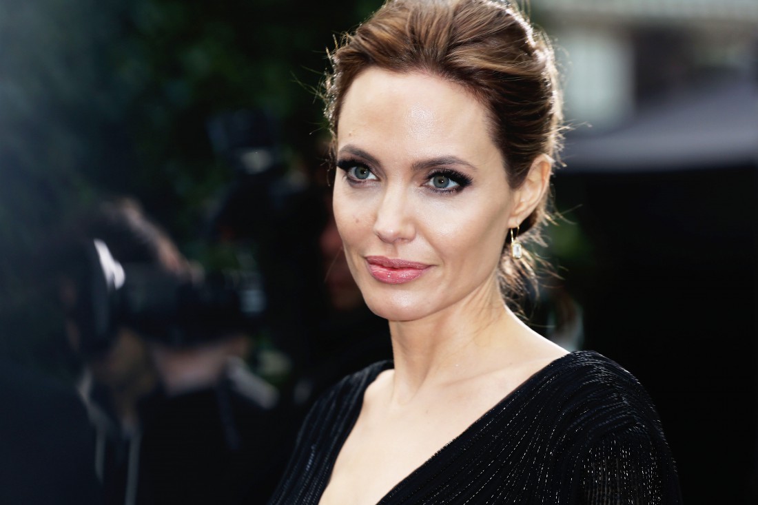 Анджелина Джоли Принимает Ванну – Лазурный Берег (2020)