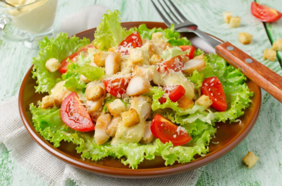 Салат на Пасху: Цезарь с курицей