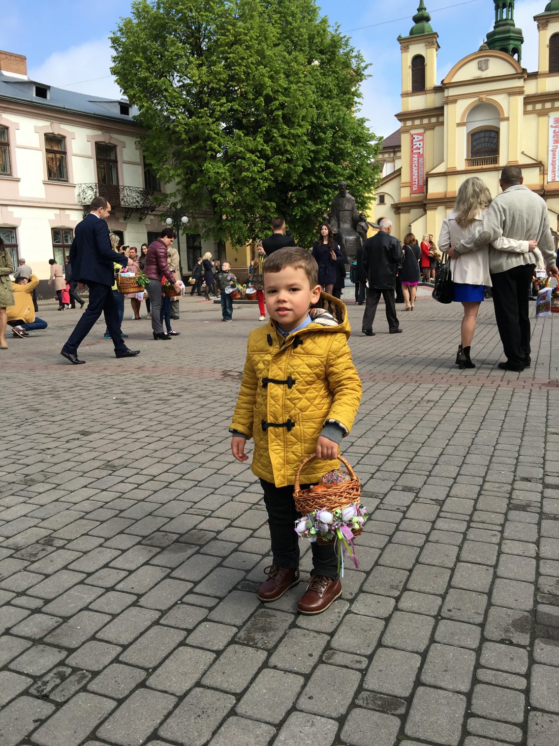 Сын Григория приносит в церковь свою персональную корзинку