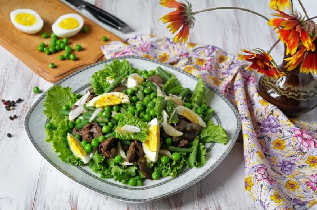 Салат без майонеза на Пасху: Салат с куриной печенью и стручковой фасолью