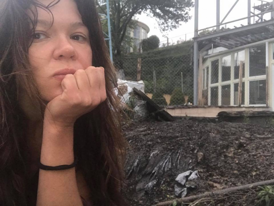 Руслана возле своего дома