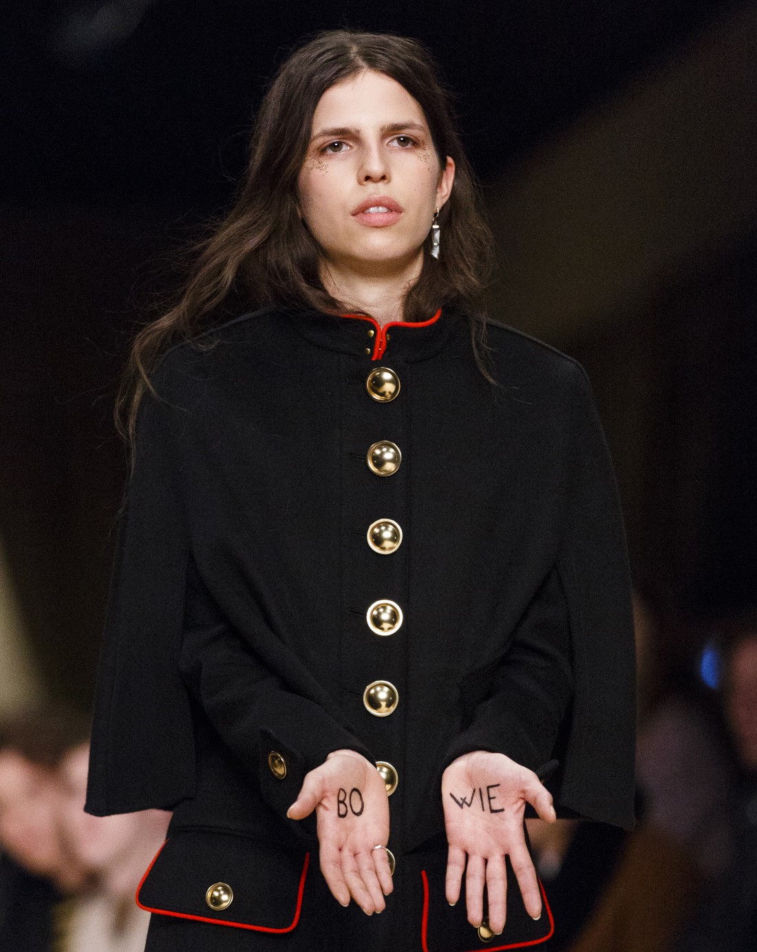 Burberry посвятили показ на Неделе моды памяти Дэвида Боуи