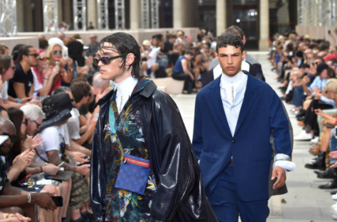 Показ Louis Vuitton весна-лето 2019 в Париже: эклектичные сочетания и узнаваемые персонажи картинки Показ Louis Vuitton весна-лето 2019 в Париже: эклектичные сочетания и узнаваемые персонажи картинки
