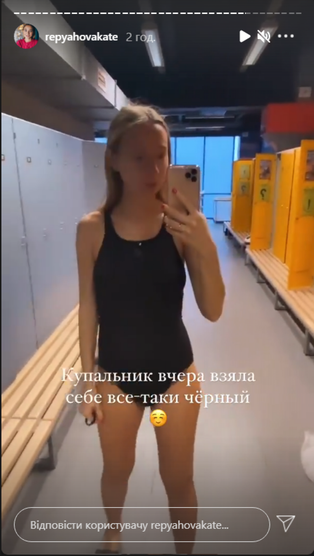Жена Виктора Павлика засветила беременный животик в купальнике