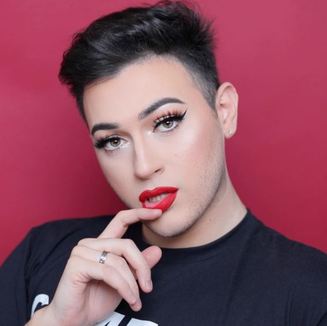 Мэнни Гутьеррес – новое лицо туши Maybelline