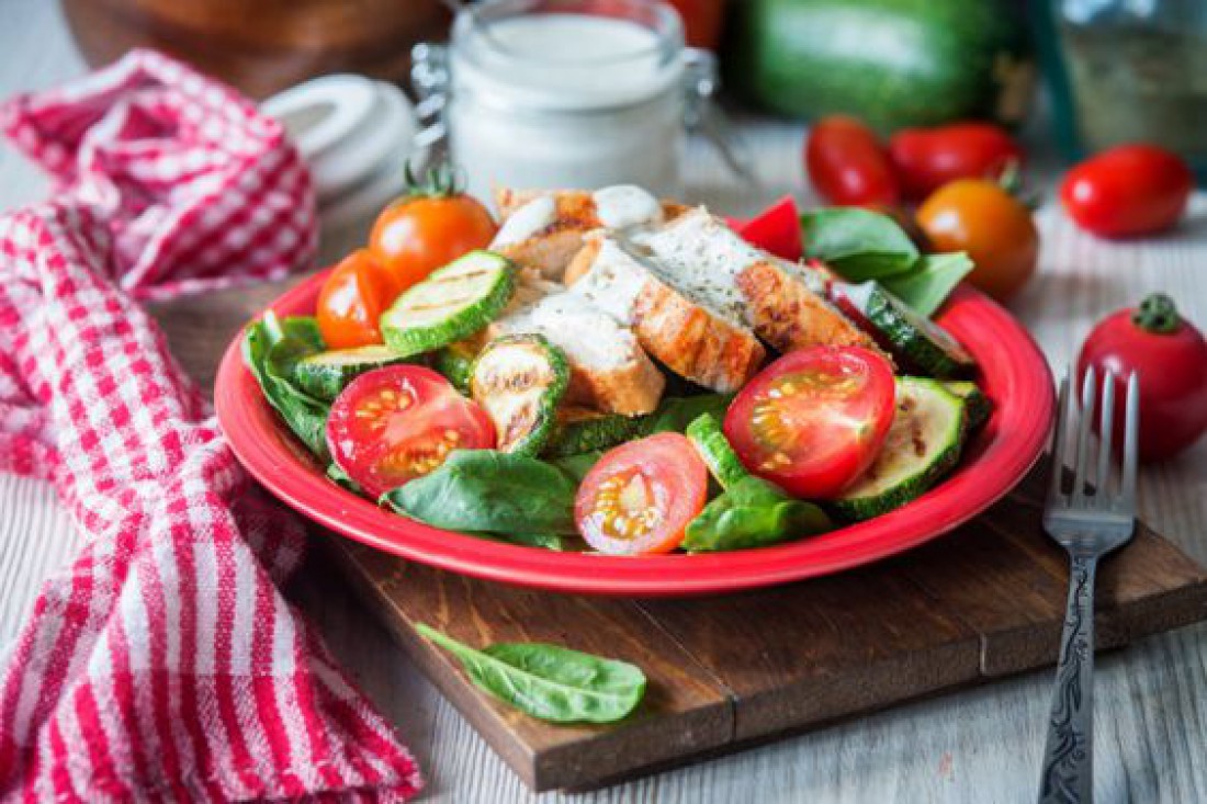 Вкусный салат для романтического ужина - Быстрый куриный салат с копченой курицей и помидорами