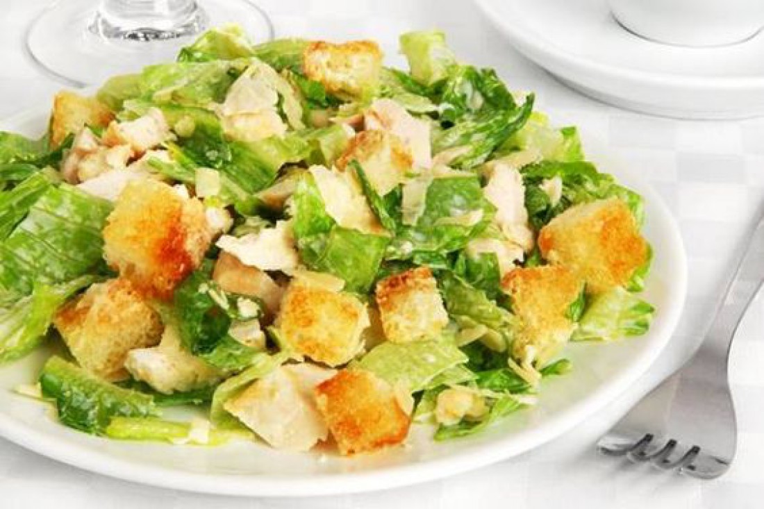 Вкусный салат для романтического ужина - Куриный салат с домашними гренками
