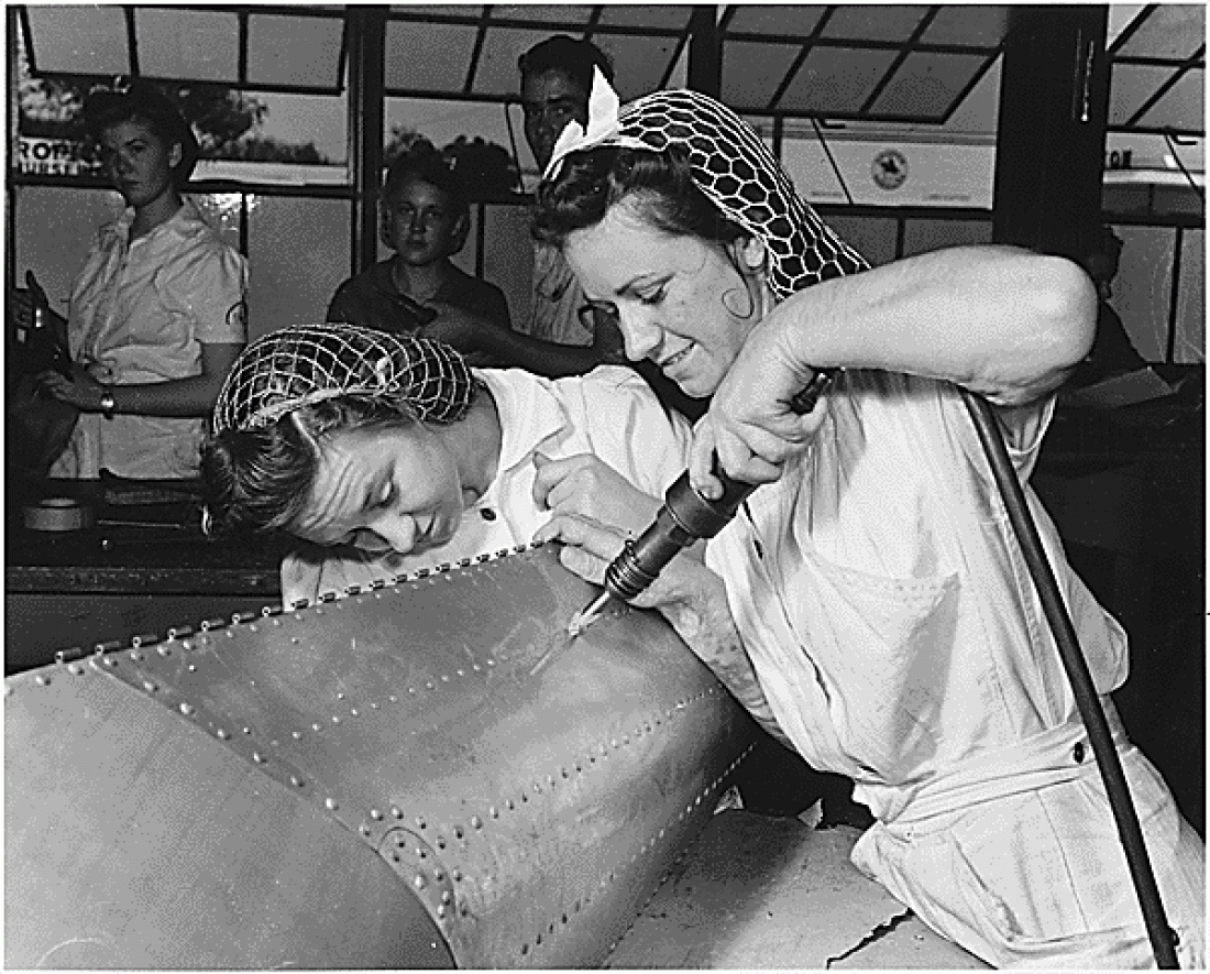Две сестры трудятся на Военно-морской авиабазе штата Техас, США (1942)