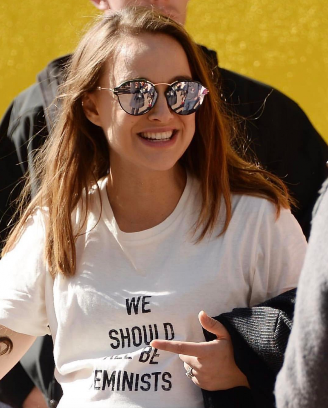 Натали Портман в футболке We Should All Be Feminists