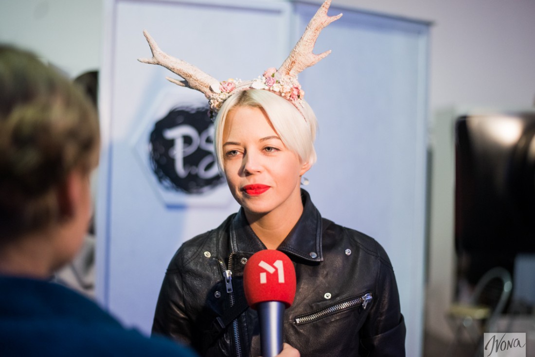 ONUKA пришла на Ukrainian Fashion Week поддержать свою подругу, которая представила коллекцию шляпок
