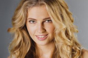 Наталья привлекла внимание Андрея, неожиданно нырнув в бассейн