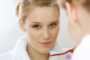 Чистить зубы нужно после каждого приема пищи, однако сильно вдавливать щетку в эмаль нельзя Чистить зубы нужно после каждого приема пищи, однако сильно вдавливать щетку в эмаль нельзя