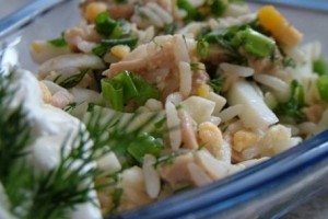 Рисовый салат с красной рыбой и зеленью