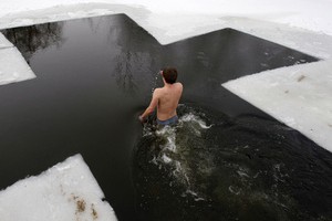 В ледяной воде не стоит проводить дольше 5-10 секунд, отмечают медики