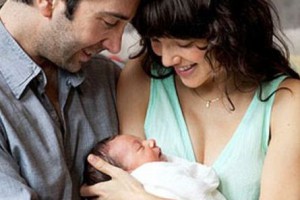 Гордые родители решили поделиться своим счастьем с окружающими, сделав фотографию вместе со своей дочерью