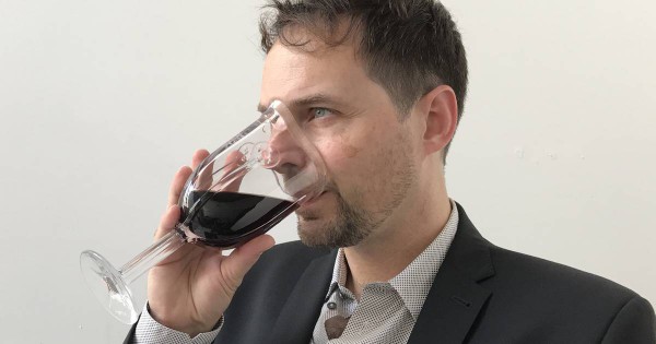 Бокал является продолжением лица