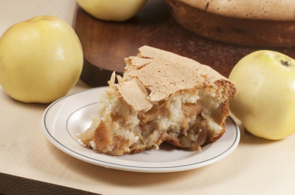 Шарлотка с яблоками