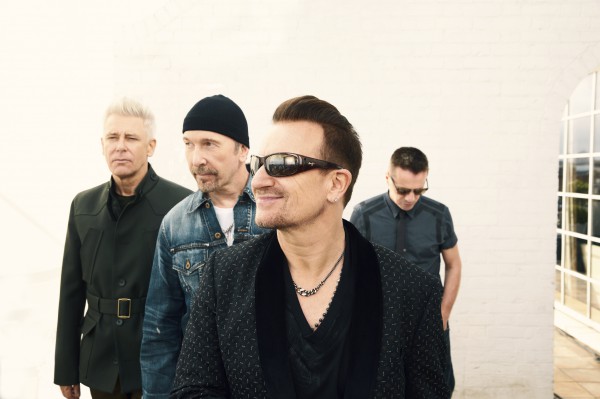 Музыкант U2 упал со сцены во время концерта