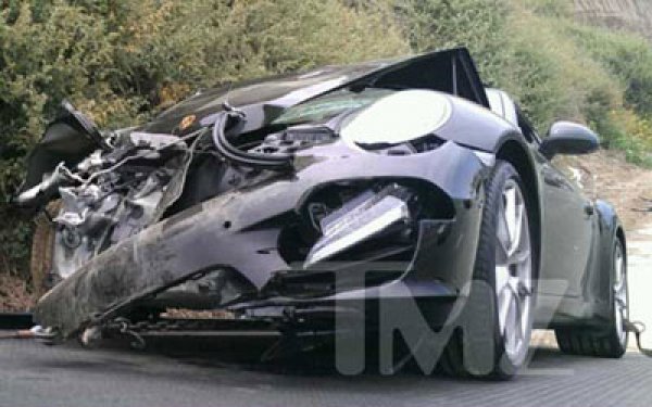 Остатки Porsche после столкновения с грузовиком