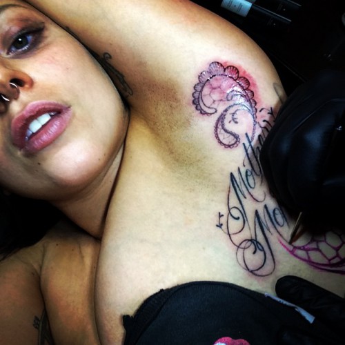 Lady GaGa сделала татуировку подмышкой