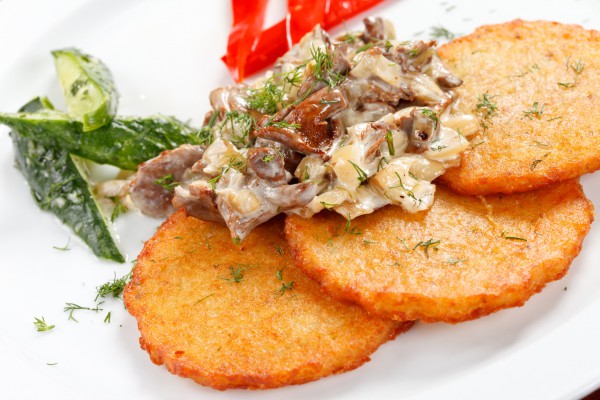 Картофельные котлеты с грибным соусом