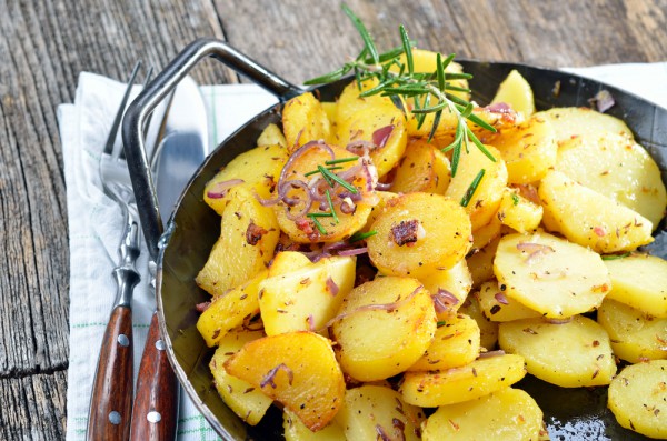 Жареный картофель станет вкуснее, если приготовить его с красным луком и розмарином