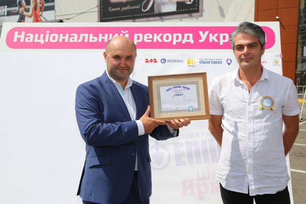 Установлен новый рекорд Украины – самая большая школьная тетрадь